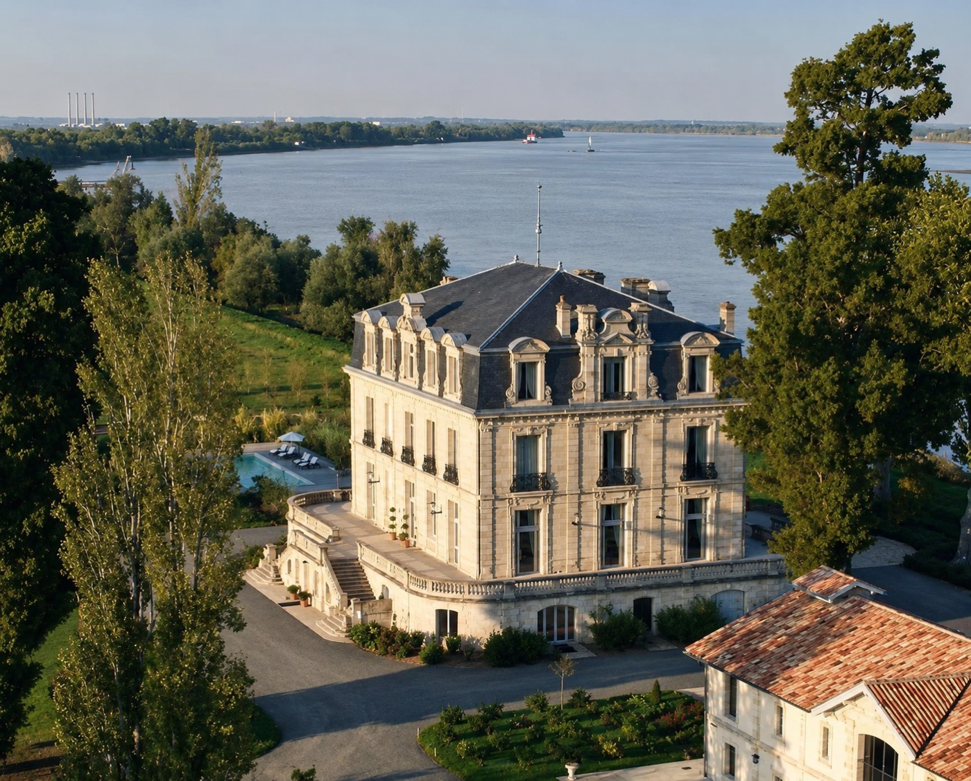 Château Grattequina above the Garonne