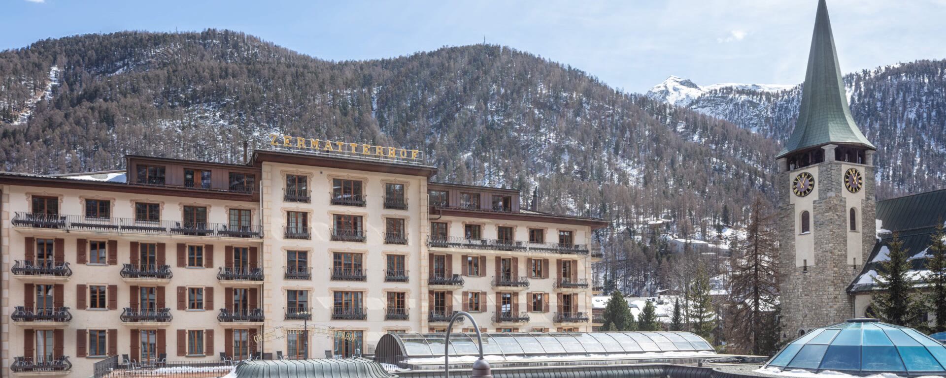 Das Grand Hotel Zermatterhof neben der Kirche