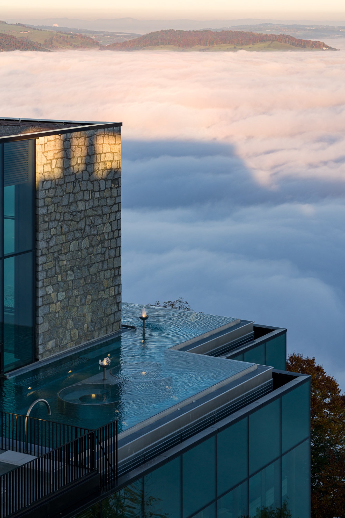 Der Infinity-Pool über dem Nebel