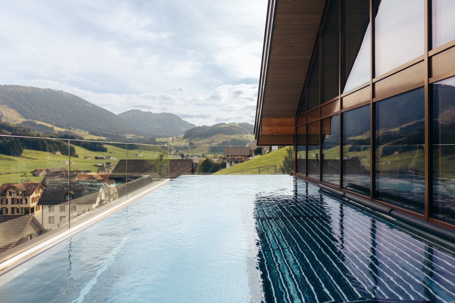 Der Pool auf dem Dach des Huus Quell, dahinter die Hügel um Gonten
